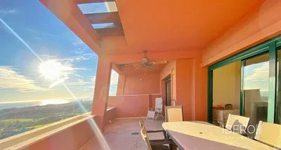 Woonkamer; houten vloer, natuurlijk licht, moderne stijl, hoge plafonds