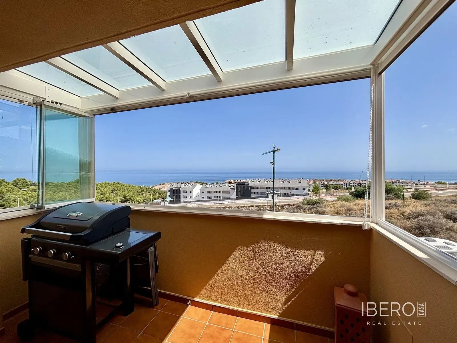 Woonkamer; houten vloer, natuurlijk licht, moderne stijl, hoge plafonds