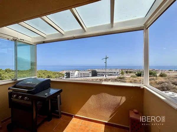 Woonkamer; houten vloer, natuurlijk licht, moderne stijl, hoge plafonds