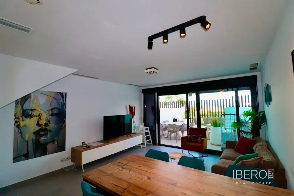 Salon; podłoga drewniana, światło dzienne, styl nowoczesny, wysokie sufity