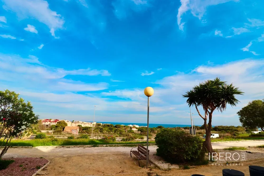 Salon; podłoga drewniana, światło dzienne, styl nowoczesny, wysokie sufity