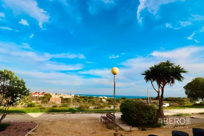 Salon; podłoga drewniana, światło dzienne, styl nowoczesny, wysokie sufity