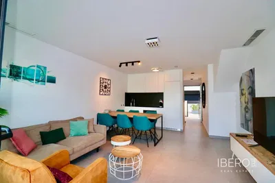 Salon; podłoga drewniana, światło dzienne, styl nowoczesny, wysokie sufity