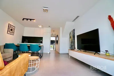 Salon; podłoga drewniana, światło dzienne, styl nowoczesny, wysokie sufity