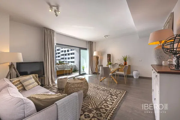 Woonkamer; houten vloer, natuurlijk licht, moderne stijl, hoge plafonds