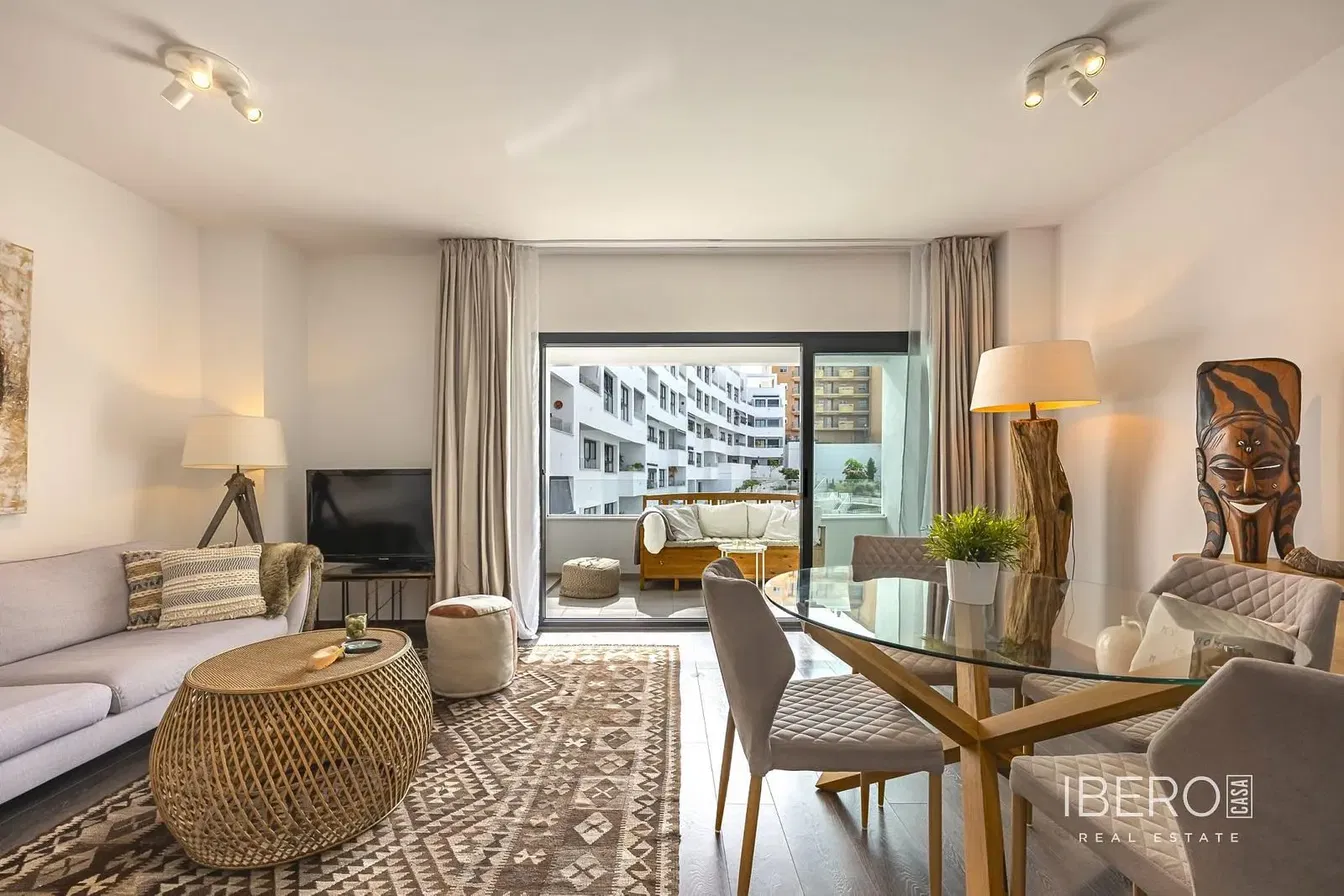 Wohnzimmer; holzboden, tageslicht, moderner stil, hohe decken