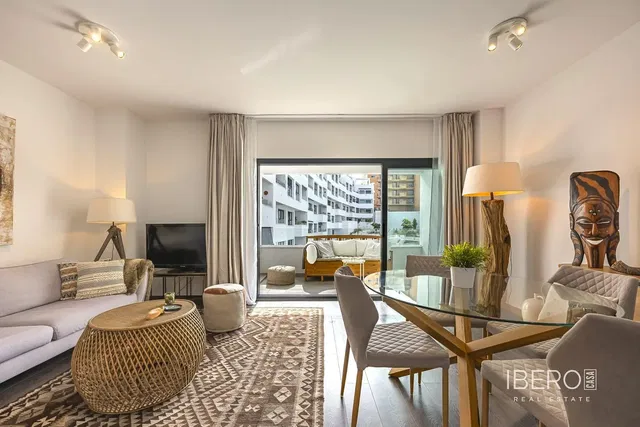 Wohnzimmer; holzboden, tageslicht, moderner stil, hohe decken