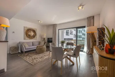 Woonkamer; houten vloer, natuurlijk licht, moderne stijl, hoge plafonds