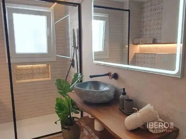 Living room; wood floor, natural light, modern style, high ceiling