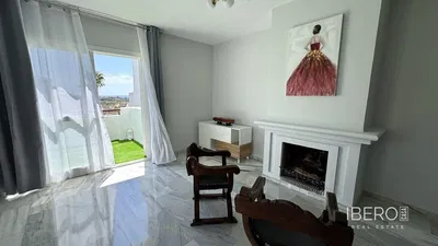 Salón; suelo de madera, luz natural, estilo moderno, techos altos