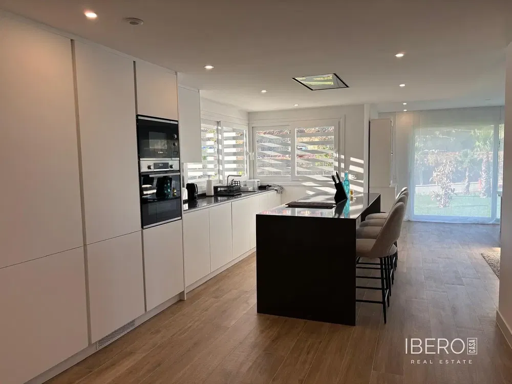 Woonkamer; houten vloer, natuurlijk licht, moderne stijl, hoge plafonds