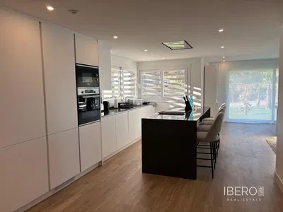 Woonkamer; houten vloer, natuurlijk licht, moderne stijl, hoge plafonds