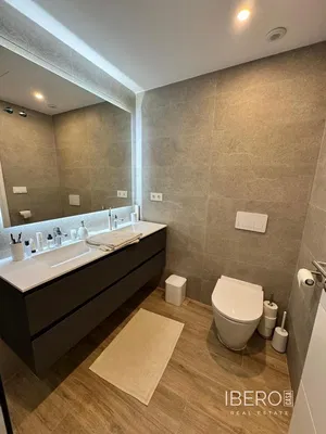 Woonkamer; houten vloer, natuurlijk licht, moderne stijl, hoge plafonds