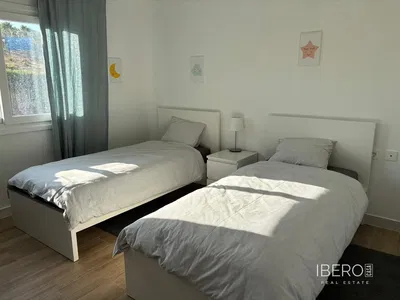 Woonkamer; houten vloer, natuurlijk licht, moderne stijl, hoge plafonds