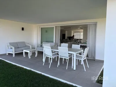 Woonkamer; houten vloer, natuurlijk licht, moderne stijl, hoge plafonds