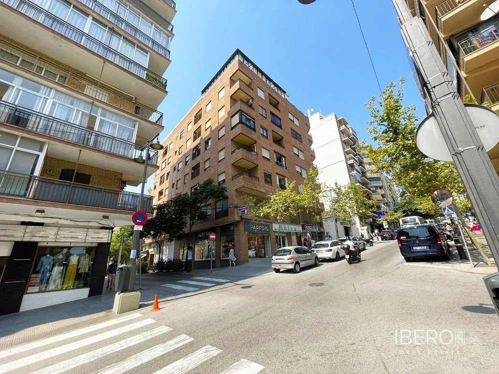 Dnevni boravak; drveni pod, prirodna svjetlost, moderan stil, visoki stropovi