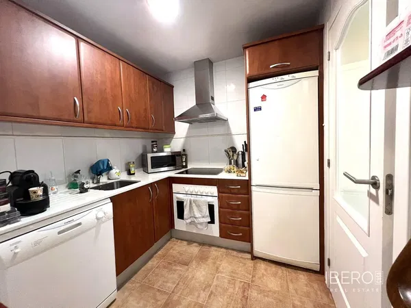 Wohnzimmer; holzboden, tageslicht, moderner stil, hohe decken