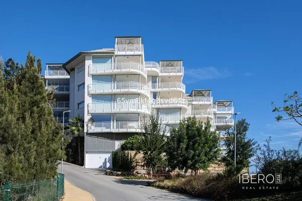 Wohnzimmer; holzboden, tageslicht, moderner stil, hohe decken