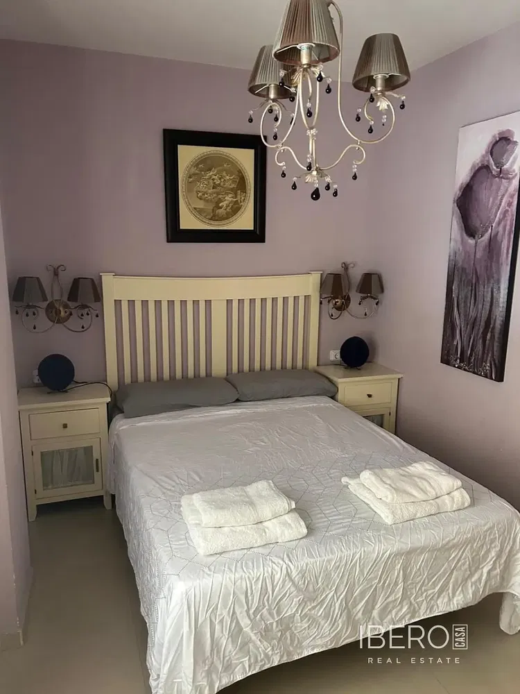 Wohnzimmer; holzboden, tageslicht, moderner stil, hohe decken