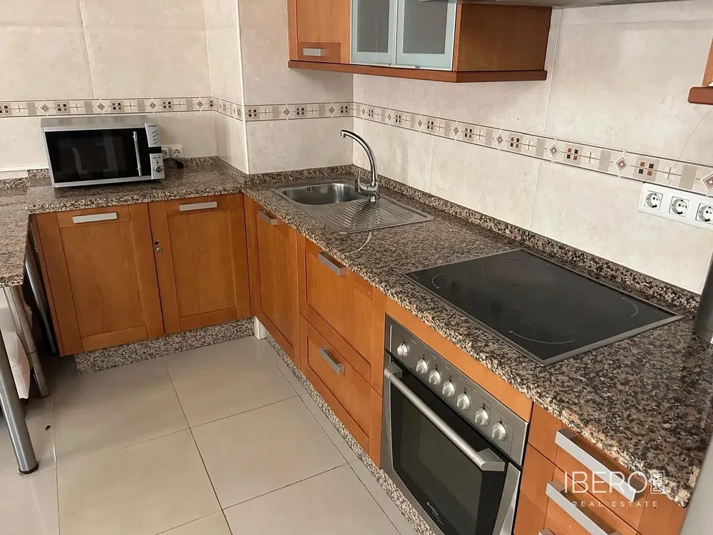 Wohnzimmer; holzboden, tageslicht, moderner stil, hohe decken