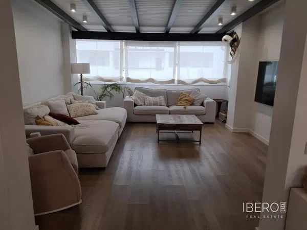 Salon; podłoga drewniana, światło dzienne, styl nowoczesny, wysokie sufity