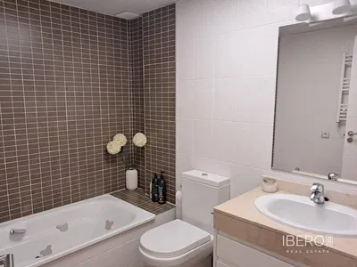 Σαλόνι; ξύλινο πάτωμα, φυσικό φως, μοντέρνο στυλ, ψηλά ταβάνια