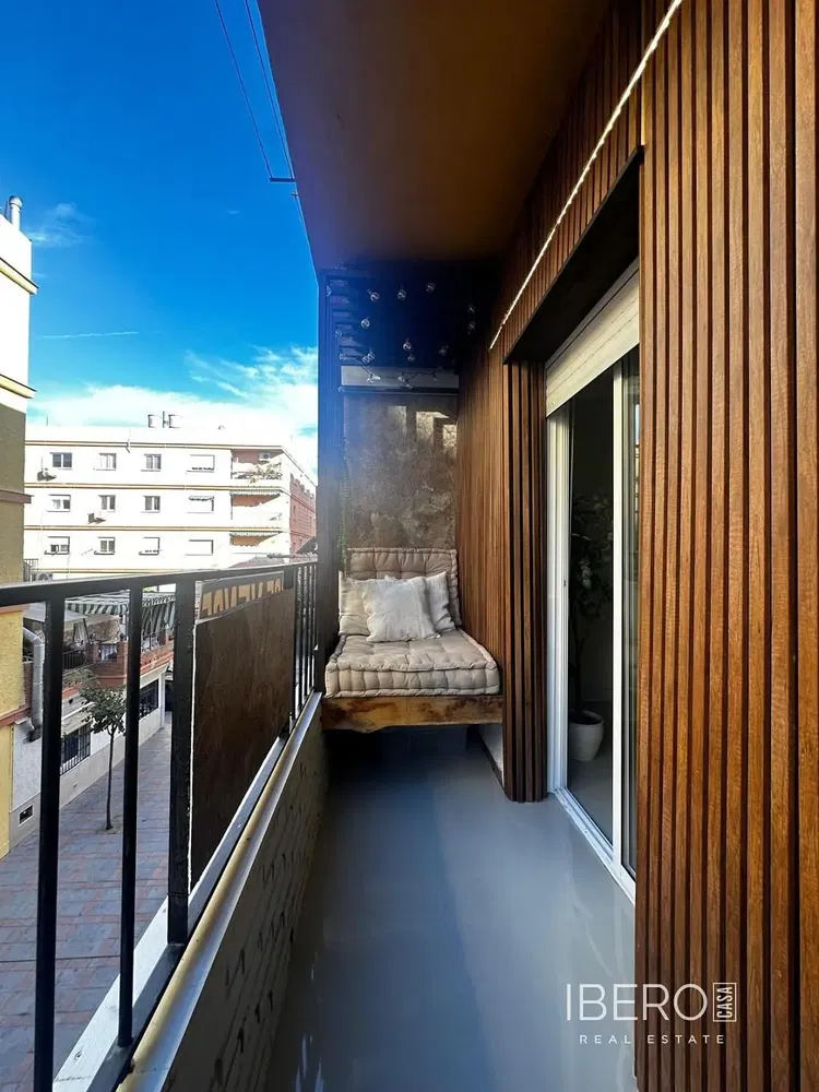 غرفة معيشة; أرضية خشبية, ضوء طبيعي, أسلوب عصري, أسقف عالية