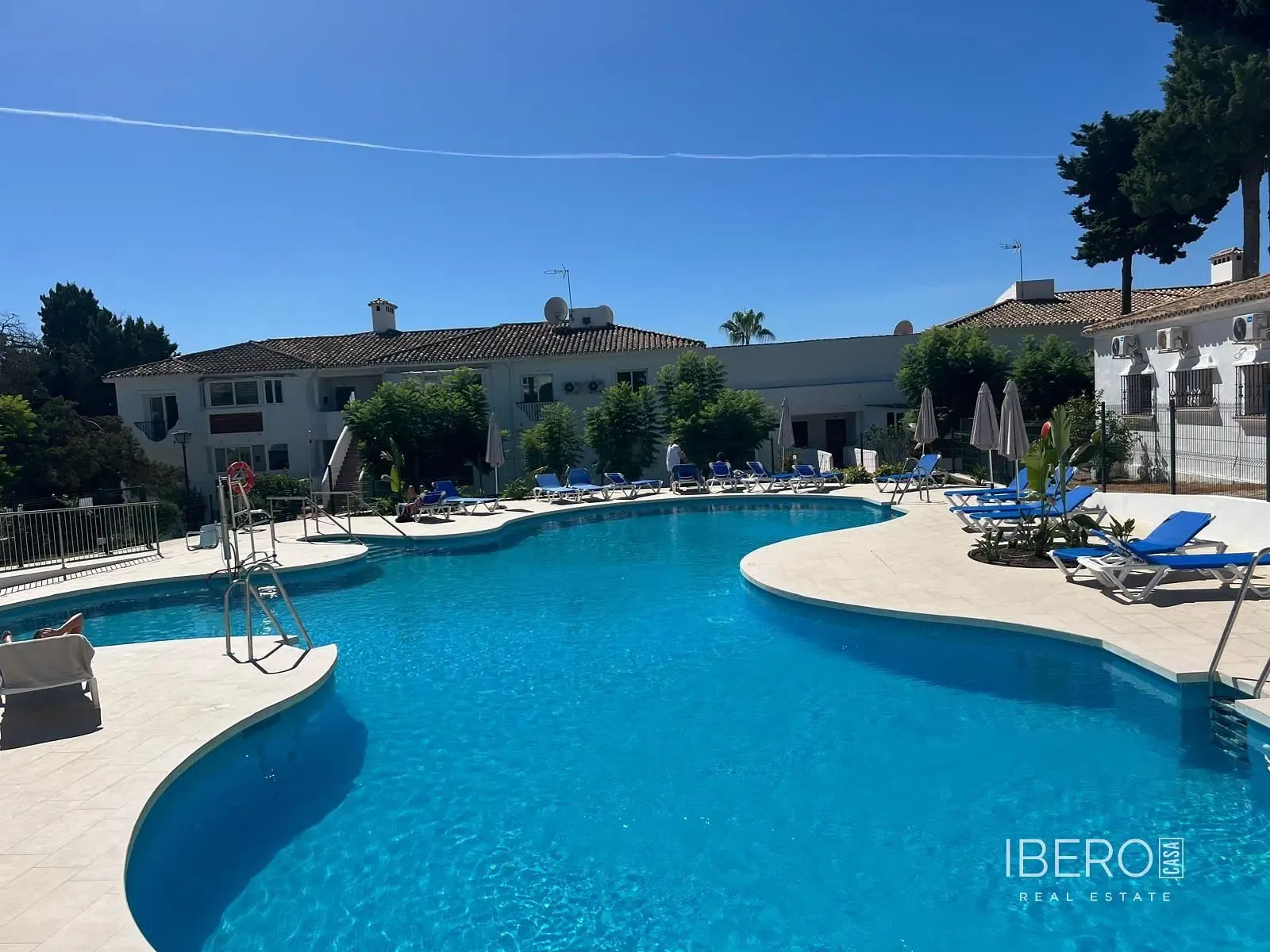 Wohnzimmer; holzboden, tageslicht, moderner stil, hohe decken