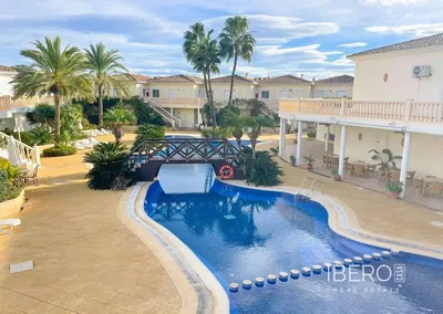 Wohnzimmer; holzboden, tageslicht, moderner stil, hohe decken