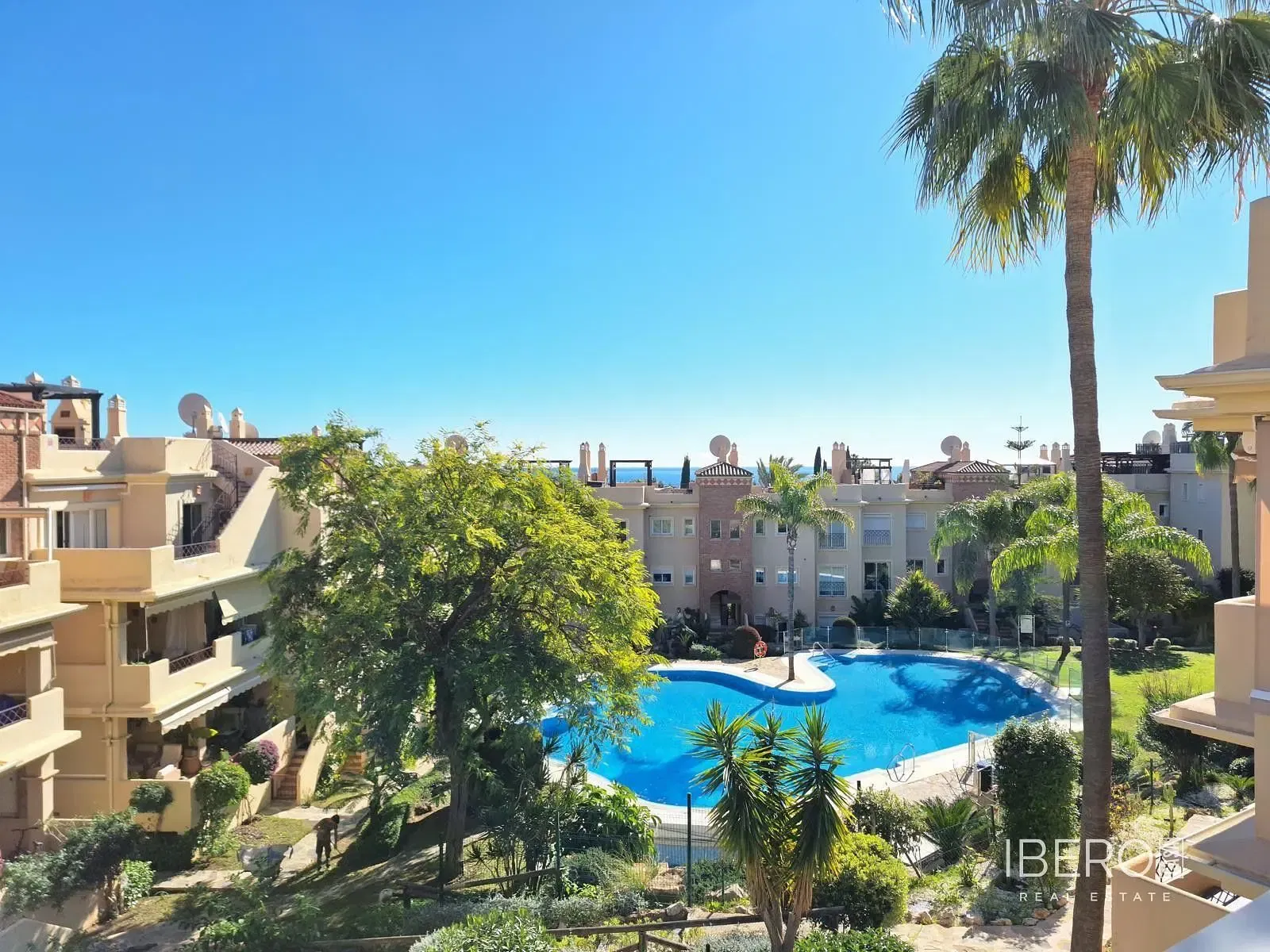 Wohnzimmer; holzboden, tageslicht, moderner stil, hohe decken