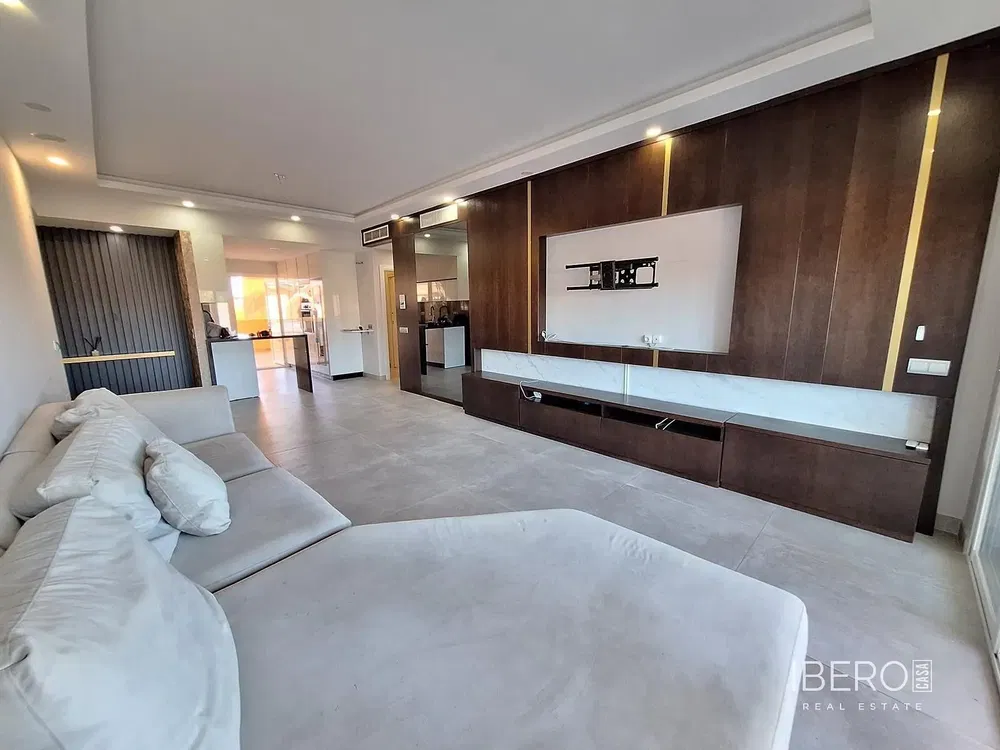 Wohnzimmer; holzboden, tageslicht, moderner stil, hohe decken