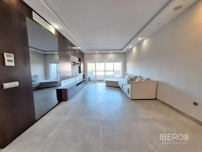 Wohnzimmer; holzboden, tageslicht, moderner stil, hohe decken