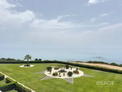 Living room; wood floor, natural light, modern style, high ceiling