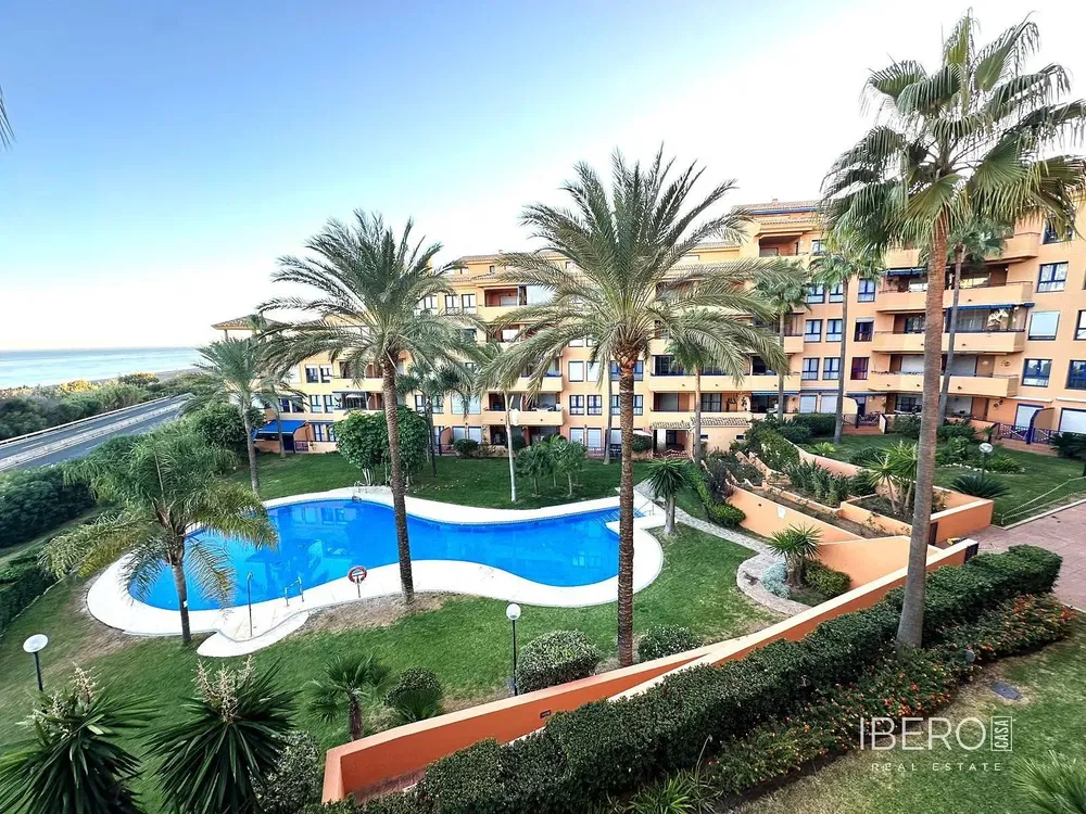 Wohnzimmer; holzboden, tageslicht, moderner stil, hohe decken