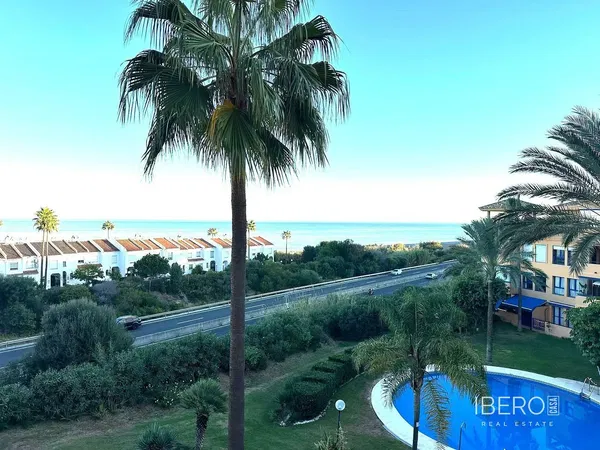 Wohnzimmer; holzboden, tageslicht, moderner stil, hohe decken