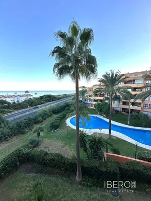 Wohnzimmer; holzboden, tageslicht, moderner stil, hohe decken