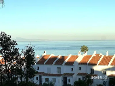 Wohnzimmer; holzboden, tageslicht, moderner stil, hohe decken