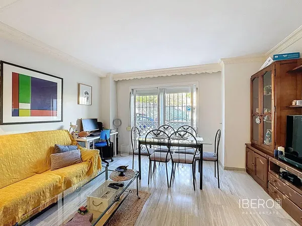 Wohnzimmer; holzboden, tageslicht, moderner stil, hohe decken