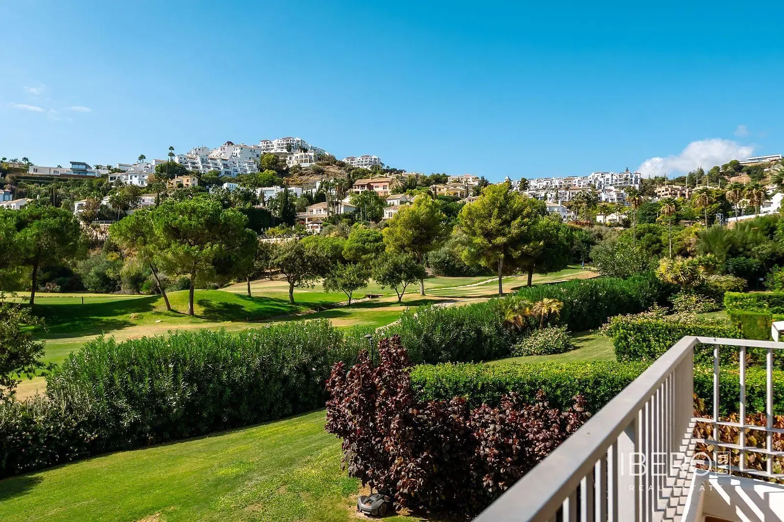 Wohnzimmer; holzboden, tageslicht, moderner stil, hohe decken