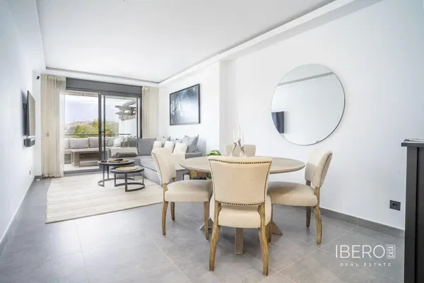 Wohnzimmer; holzboden, tageslicht, moderner stil, hohe decken