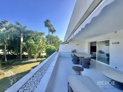 Wohnzimmer; holzboden, tageslicht, moderner stil, hohe decken