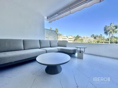 Wohnzimmer; holzboden, tageslicht, moderner stil, hohe decken