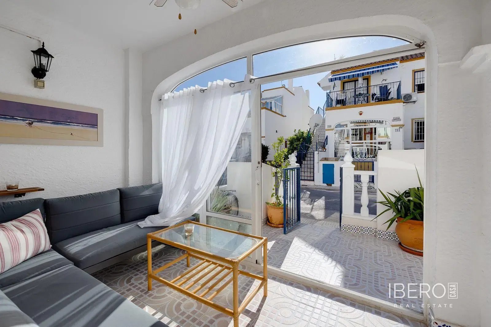 Living room; wood floor, natural light, modern style, high ceiling