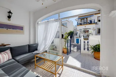 Living room; wood floor, natural light, modern style, high ceiling