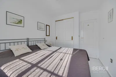 Living room; wood floor, natural light, modern style, high ceiling