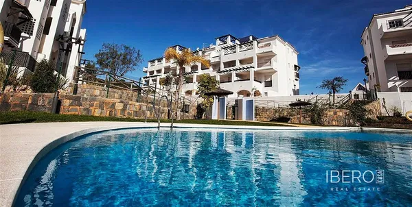 Wohnzimmer; holzboden, tageslicht, moderner stil, hohe decken