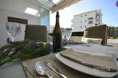 Salon; podłoga drewniana, światło dzienne, styl nowoczesny, wysokie sufity