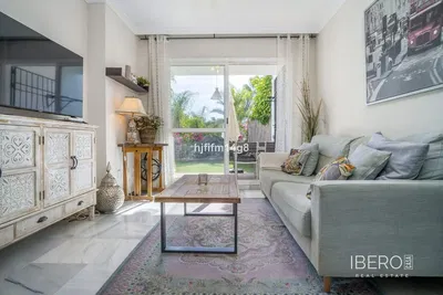 Salon; podłoga drewniana, światło dzienne, styl nowoczesny, wysokie sufity