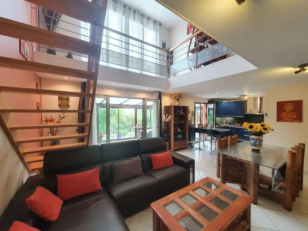 Woonkamer; houten vloer, natuurlijk licht, moderne stijl, hoge plafonds