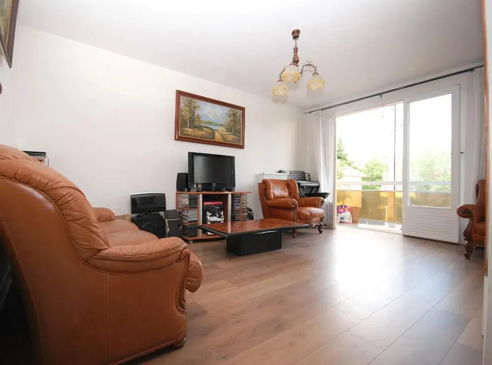 Woonkamer; houten vloer, natuurlijk licht, moderne stijl, hoge plafonds